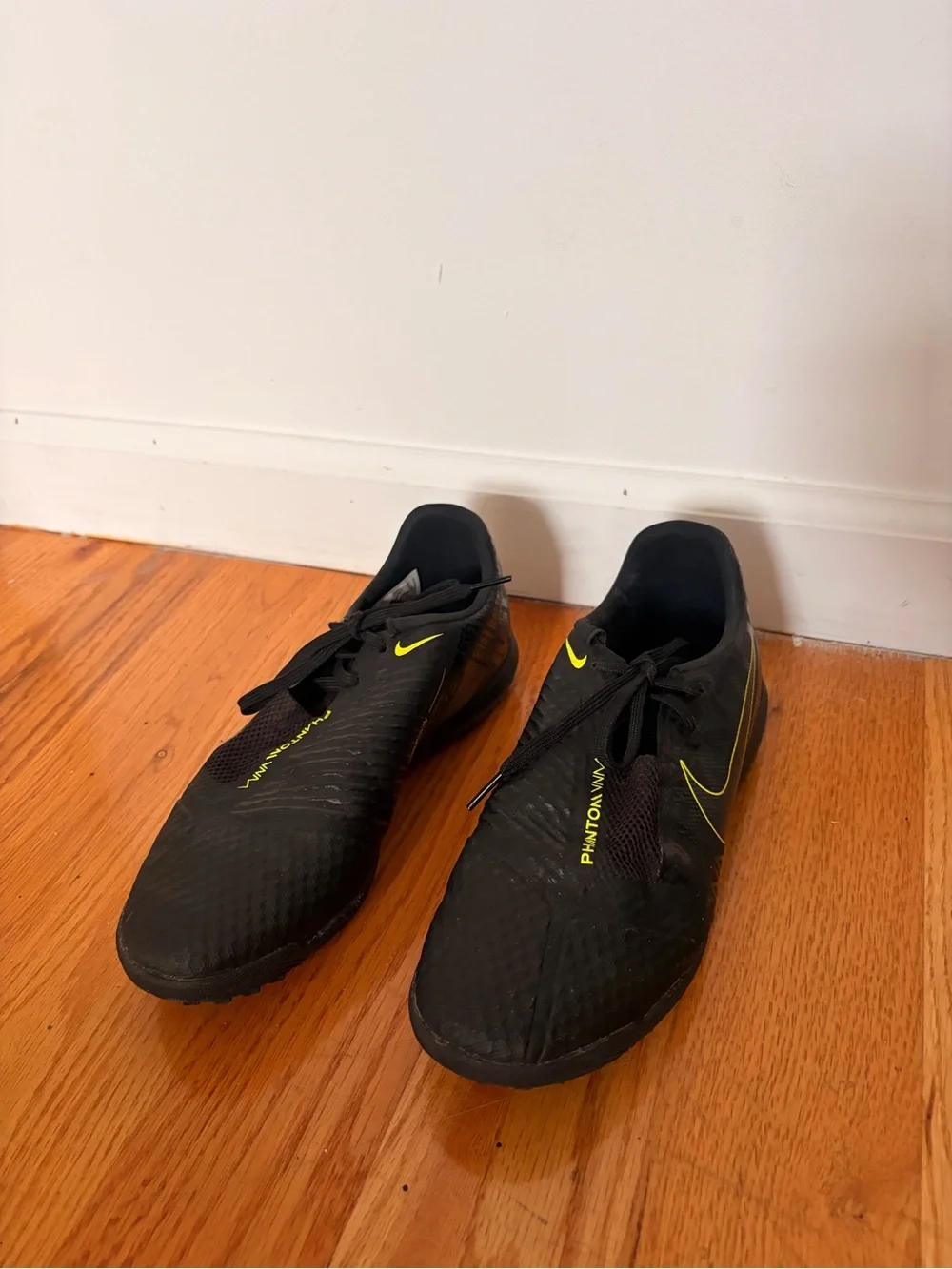 Nike Phantom Venom Soccer cleats in size Men's US6